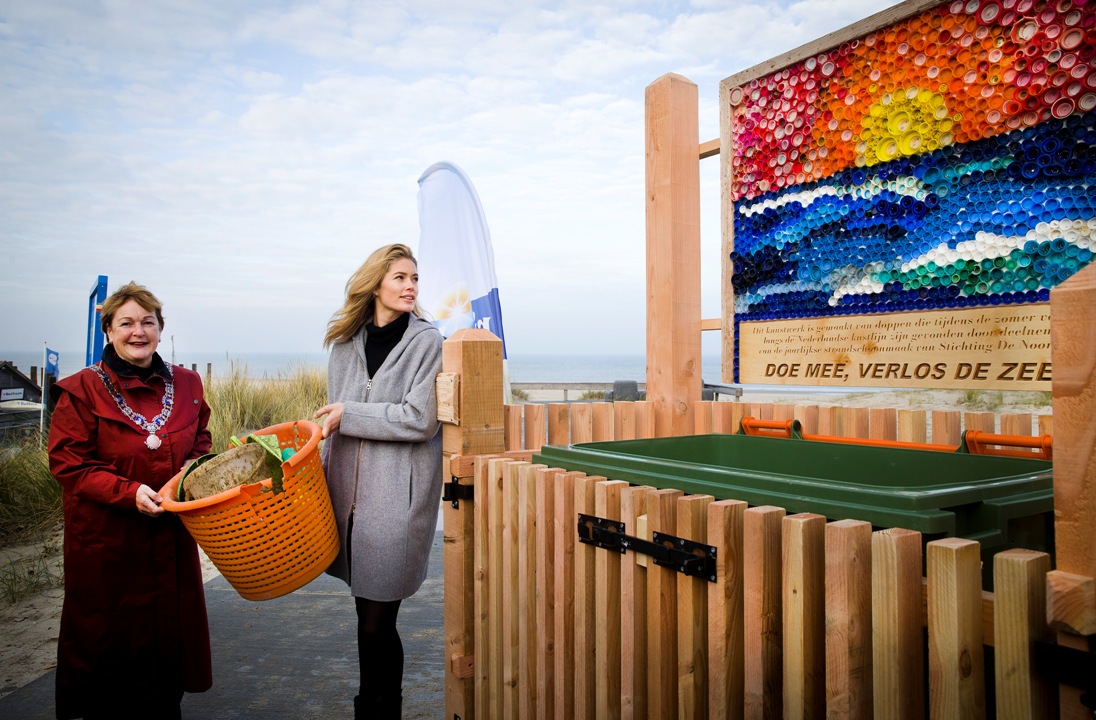 Doutzen Kroes doopt jutbak voor schoner Waddenstrand - RTV NOF Nieuws