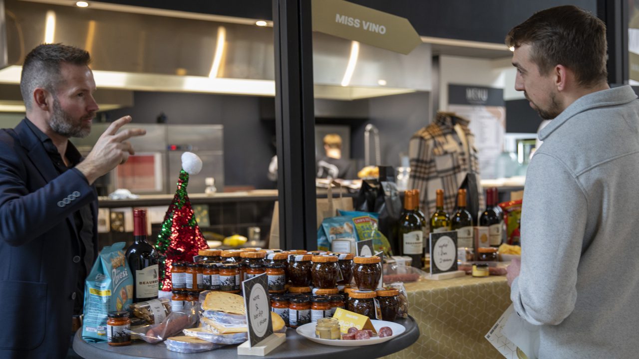 Medewerkers Probo zoeken eigen kerstpakket uit op eigen kerstmarkt