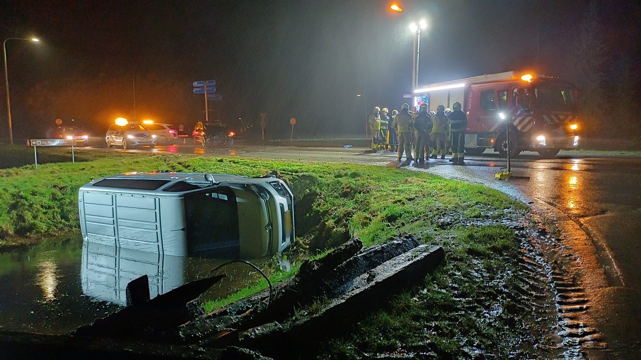 Bestelbus Belandt In Sloot Na Botsing Op Kruising Uterwei - RTV NOF Nieuws