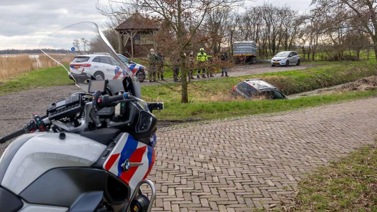 Auto Belandt In Sloot Na Inschattingsfout Bestuurder - RTV NOF Nieuws