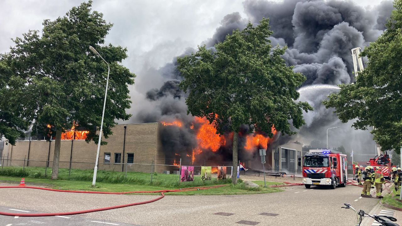 VIDEO: Very large fire on industrial estate in Dokkum